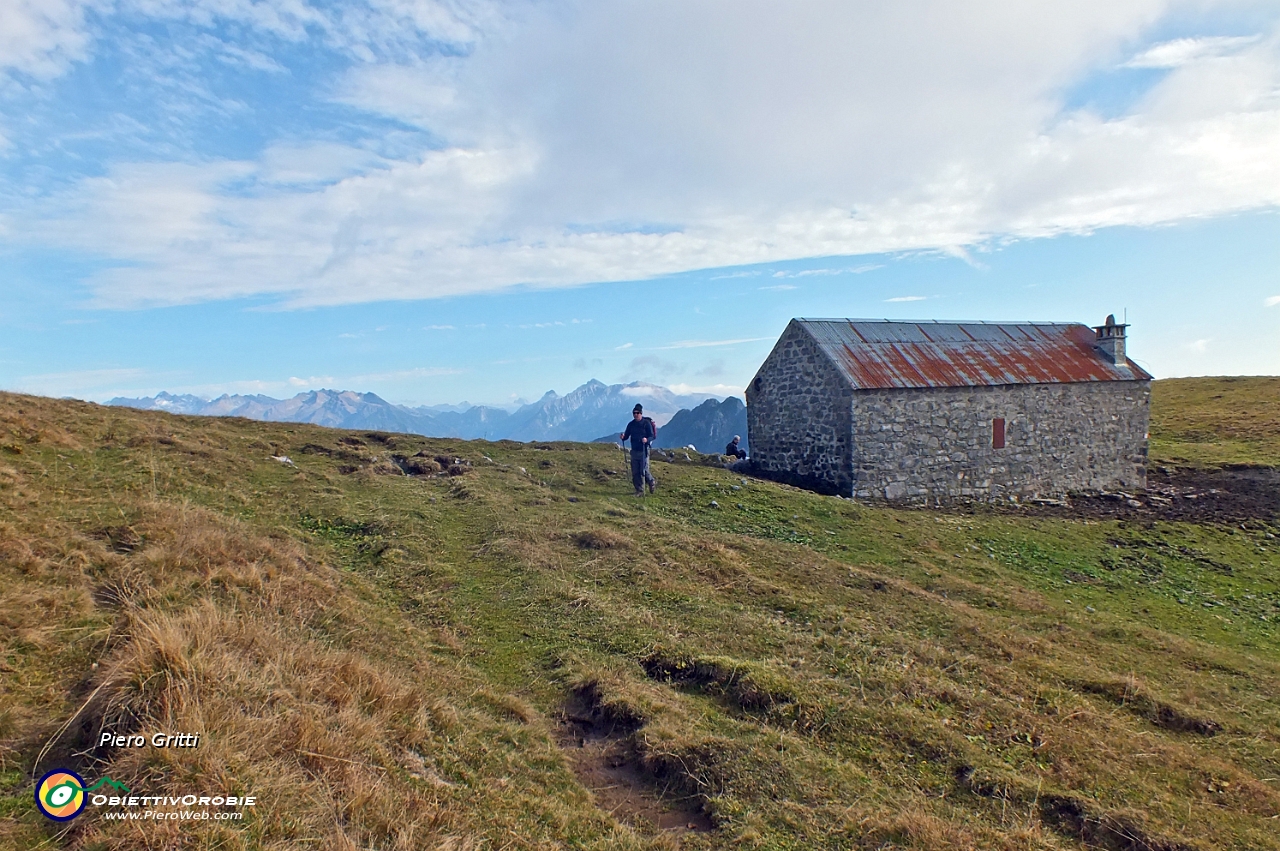 52 Baita Cabretondo (1869 m) sul sentiero 101.JPG